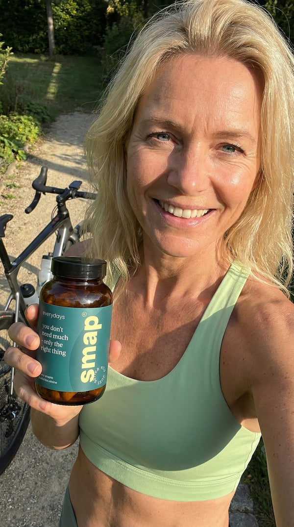 Creatorin hält eine Dose smap draußen vor einem Fahrrad in die Kamera